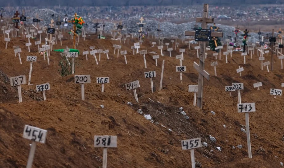 Окупанти поблизу Маріуполя знищили масове поховання людей, яких вони вбили під час облоги міста 